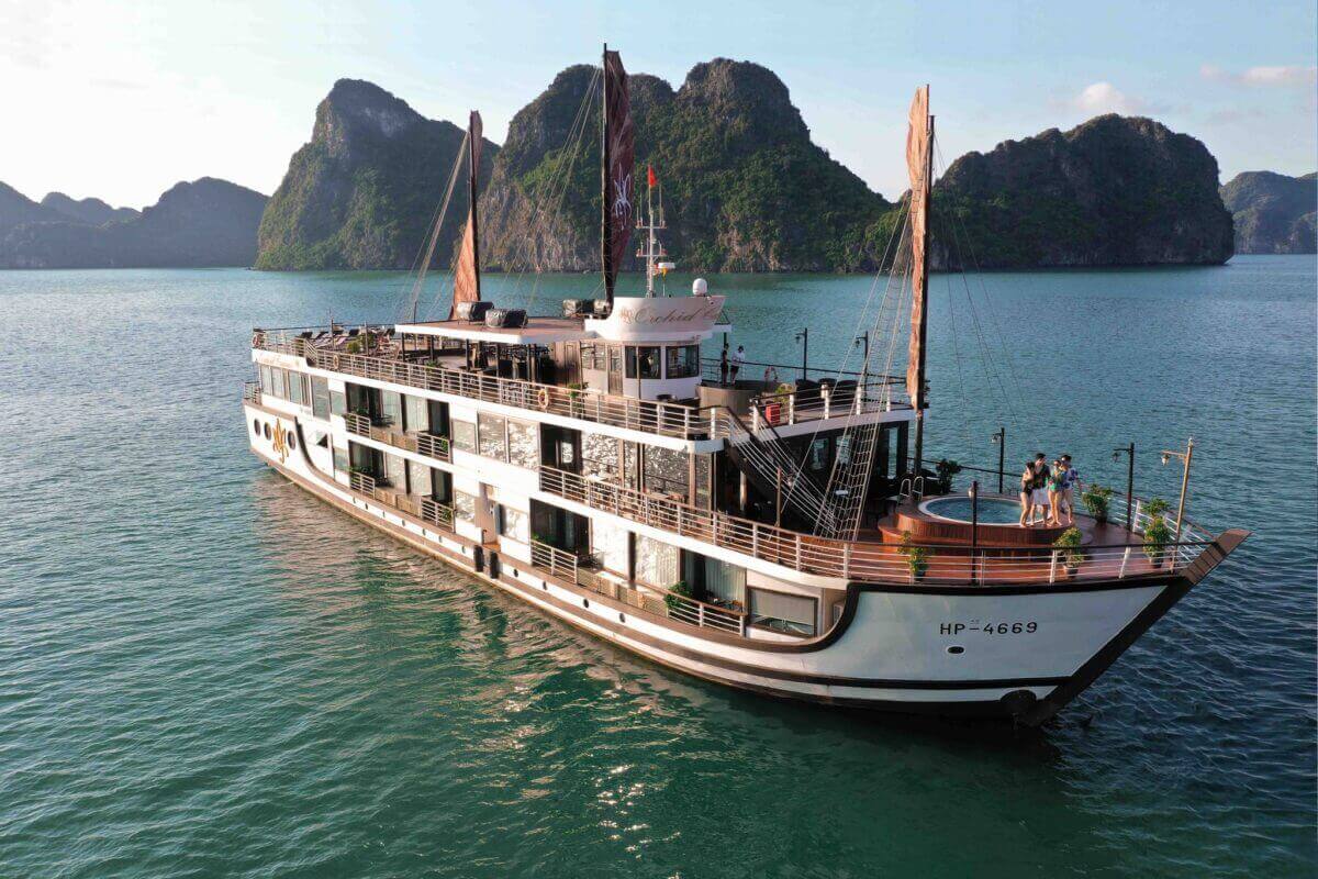 When is the best time to visit Ha Long Bay?